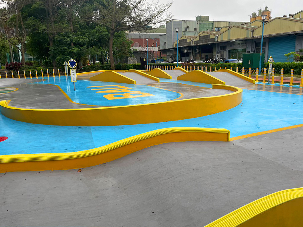 八里北河公園滑步車場地照片
